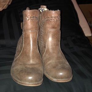 ROXY TAUPE (DISTRESSED) ANKLE BOOTS US-7, EUR-37